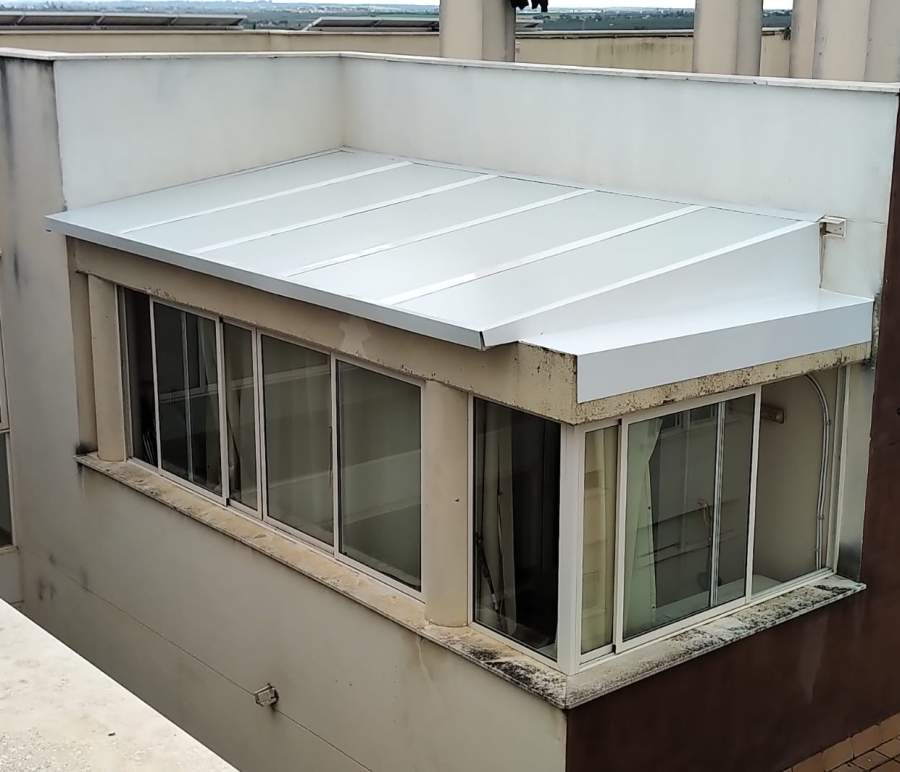 Instalación de techo de panel sandwich en terraza